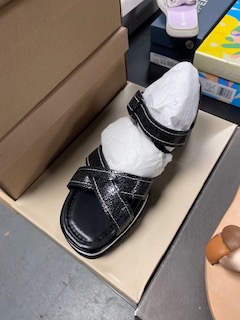 Lot 700 Paires Chaussures et Sandales Neuves de Marques Originales – Image 3