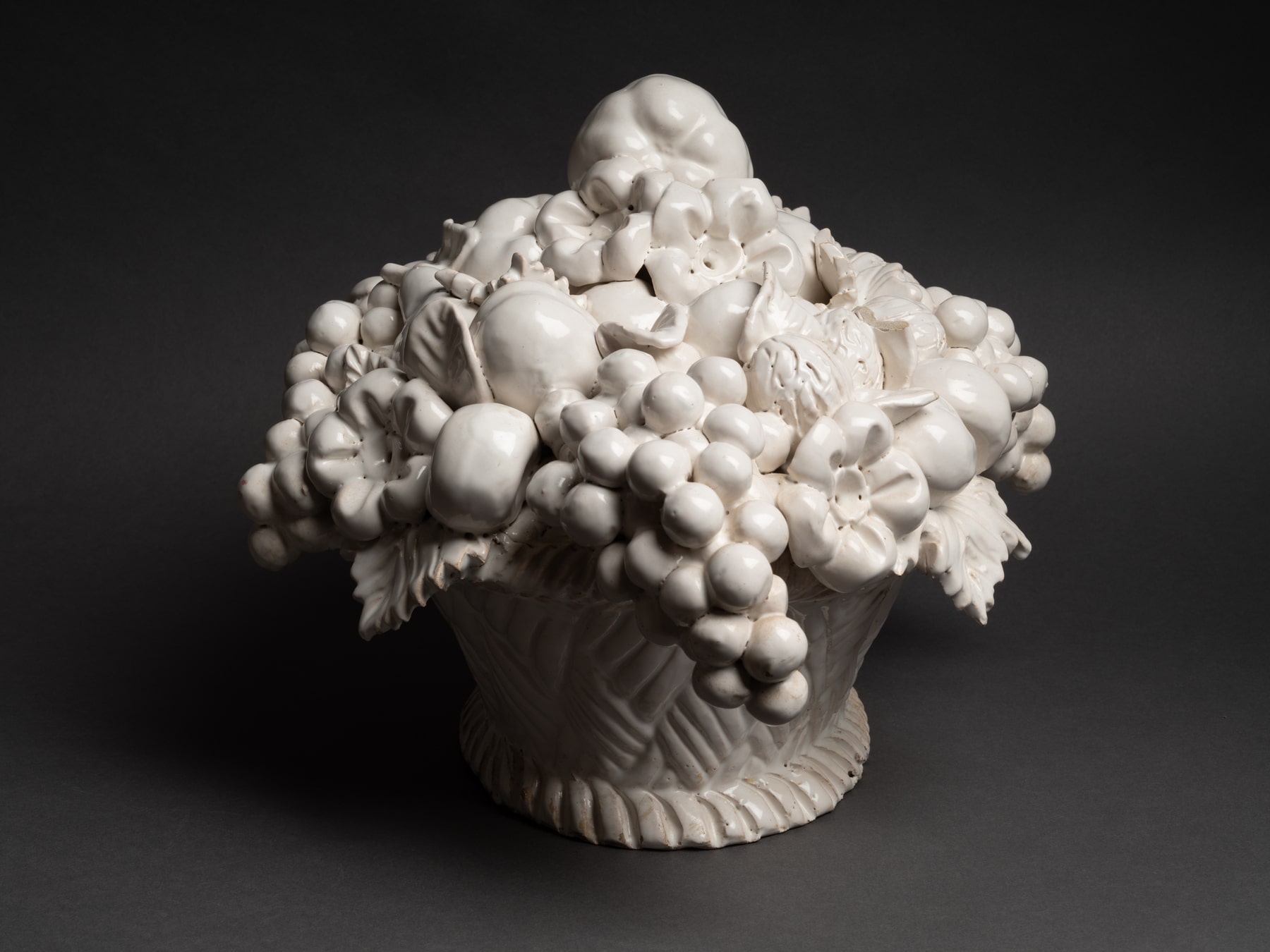 Corbeille de fruits en faïence de Malicorne, XXe siècle – Image 3