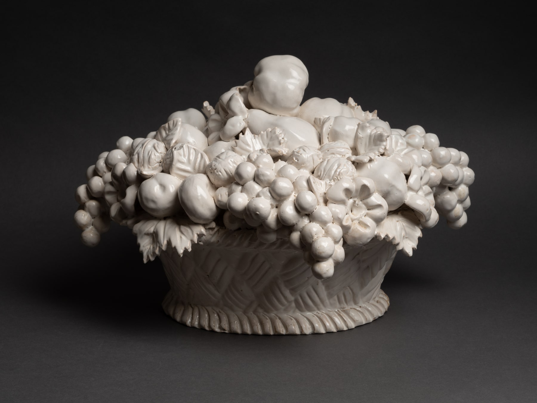 Corbeille de fruits en faïence de Malicorne, XXe siècle