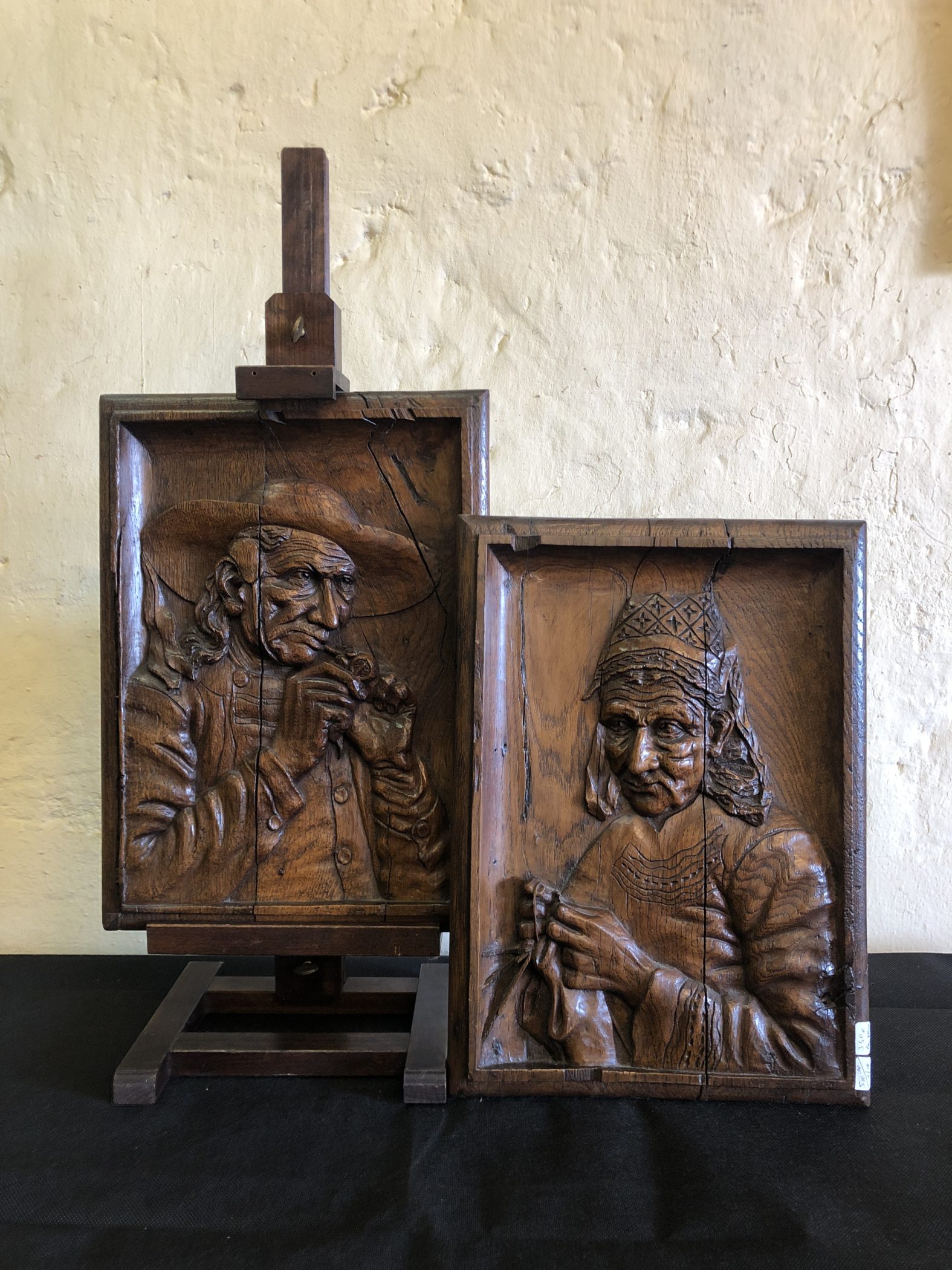 Paire de portraits sculptés en bas relief. Art populaire, XIXe siècle